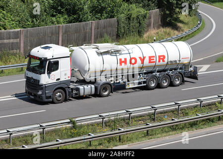 Hoyer Mercedes-Benz Actros camion con rimorchio cisterna in autostrada. Foto Stock