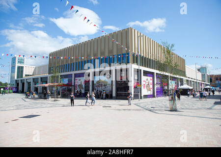 Il vetro funziona in fase di sviluppo un, mostrando Cheapside e giorno di maggio verde, Barnsley, South Yorkshire. Foto Stock