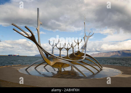 Sun Voyager scultura a Reykjavik, Islanda Foto Stock