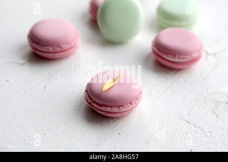 Un francese dolce leccornia, amaretti varietà closeup.amaretto texture colorati. Foto Stock