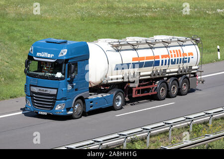 Müller DAF XF camion con rimorchio cisterna in autostrada. Foto Stock