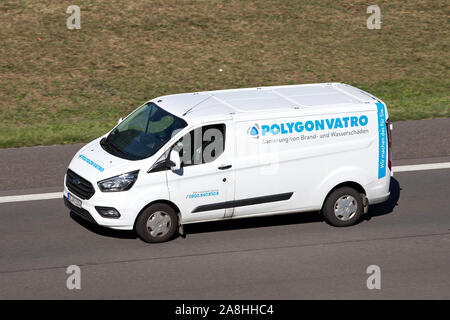 Polygonvatro Ford Transit van su autostrada. Foto Stock