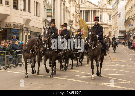 Londra, Regno Unito. 9 Nov, 2019. I partecipanti si spostano lungo Ludgate Hill, prendendo parte al 2019 Signore Sindaci Show. Circa 7.000 persone, 200 cavalli, 150 galleggianti e Marching Band sono attesi a partecipare. Penelope Barritt/Alamy Live News Foto Stock