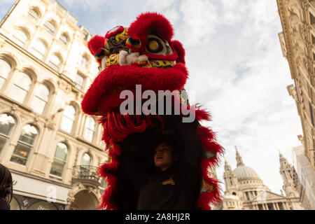 Londra, Regno Unito. 9 Nov, 2019. I partecipanti si spostano lungo Ludgate Hill, prendendo parte al 2019 Signore Sindaci Show. Circa 7.000 persone, 200 cavalli, 150 galleggianti e Marching Band sono attesi a partecipare. Penelope Barritt/Alamy Live News Foto Stock