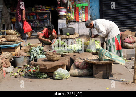 Street trader vendere verdure outdoor in Kolkata India Foto Stock
