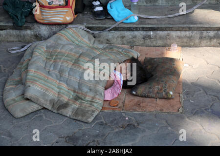 Una piccola ragazza indiana di dormire sulla strada, Calcutta, India Foto Stock