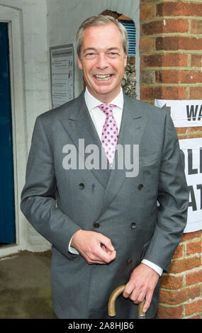 Leader UKIP Nigel Farage fusione il suo voto per il referendum nazionale di lasciare l'Unione europea a Biggin Hill, Kent. 23/6/2016 Foto Stock