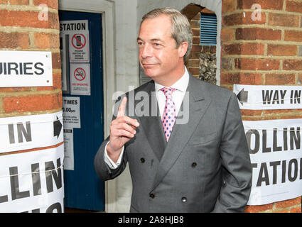 Leader UKIP Nigel Farage fusione il suo voto per il referendum nazionale di lasciare l'Unione europea a Biggin Hill, Kent. 23/6/2016 Foto Stock