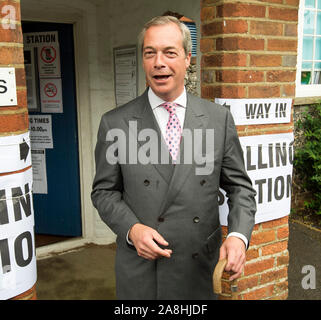 Leader UKIP Nigel Farage fusione il suo voto per il referendum nazionale di lasciare l'Unione europea a Biggin Hill, Kent. 23/6/2016 Foto Stock