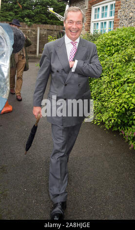 Leader UKIP Nigel Farage fusione il suo voto per il referendum nazionale di lasciare l'Unione europea a Biggin Hill, Kent. 23/6/2016 Foto Stock