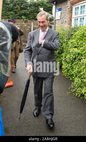 Leader UKIP Nigel Farage fusione il suo voto per il referendum nazionale di lasciare l'Unione europea a Biggin Hill, Kent. 23/6/2016 Foto Stock