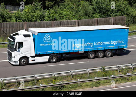 ThyssenKrupp Volvo FH camion con rimorchio curtainside su autostrada. Foto Stock