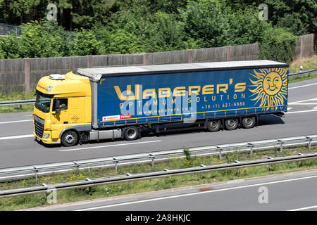 La Waberer DAF XF camion con rimorchio curtainside su autostrada. Foto Stock