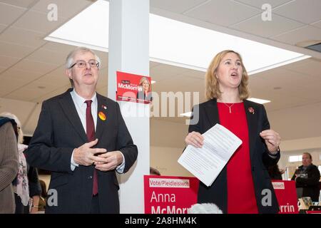 Cardiff, Galles, UK, 9 novembre 2019. Primo Ministro per il Galles Mark Drakeford AM con Anna McMorrin MP alle elezioni generali della campagna di lancio di rieleggere McMorrin di manodopera per la circoscrizione di Cardiff North a Ararat chiesa battista. Foto Stock