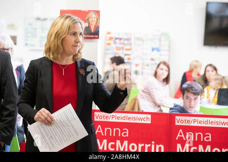 Cardiff, Galles, UK, 9 novembre 2019. Anna McMorrin MP affronta i suoi sostenitori e elettori alle elezioni generali della campagna di lancio di rieleggere McMorrin di manodopera per la circoscrizione di Cardiff North a Ararat chiesa battista. Foto Stock