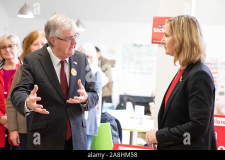 Cardiff, Galles, UK, 9 novembre 2019. Primo Ministro per il Galles Mark Drakeford AM supporta Anna McMorrin MP a sua elezione generale della campagna di lancio per la rielezione nel lavoro corrente circoscrizione di Cardiff North a Ararat chiesa battista. Foto Stock