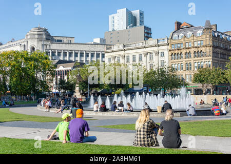 Fontana di Piccadilly Gardens nel centro della città, Manchester, Greater Manchester, Inghilterra, Regno Unito Foto Stock