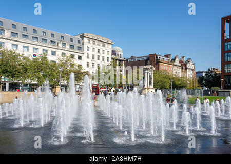 La fontana di Piccadilly Gardens nel centro della città, Manchester, Greater Manchester, Inghilterra, Regno Unito Foto Stock