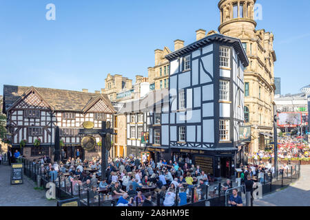 Il vecchio Wellington Pub & Sinclairs Oyster Bar, Exchange Square, Manchester, Greater Manchester, Inghilterra, Regno Unito Foto Stock