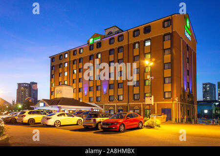 Holiday Inn Express Manchester al crepuscolo, Salford Quays, Greater Manchester, Inghilterra, Regno Unito Foto Stock