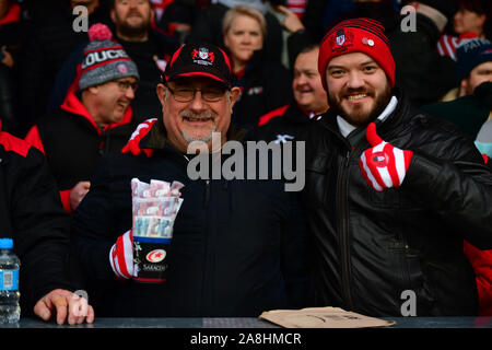 I fan di Gloucester sventolando il denaro falso e indossando tappi durante la Premiership Gallagher corrispondono al Kingsholm Stadium, Gloucester. Foto Stock