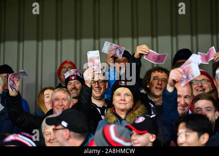 I fan di Gloucester sventolando il denaro falso e indossando tappi durante la Premiership Gallagher corrispondono al Kingsholm Stadium, Gloucester. Foto Stock