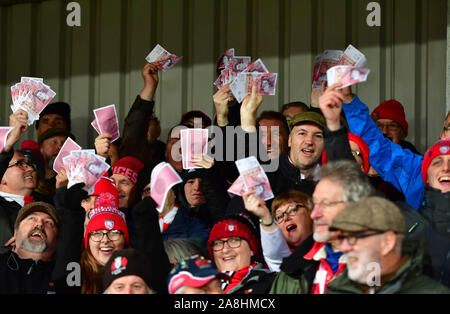 I fan di Gloucester sventolando il denaro falso e indossando tappi durante la Premiership Gallagher corrispondono al Kingsholm Stadium, Gloucester. Foto Stock