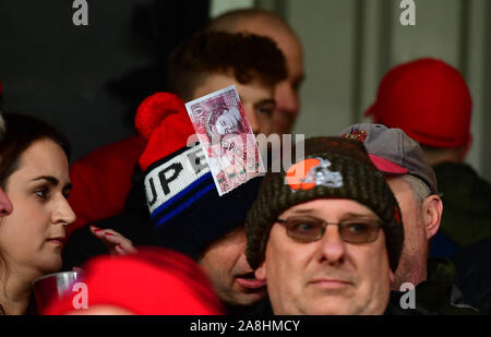 I fan di Gloucester sventolando il denaro falso e indossando tappi durante la Premiership Gallagher corrispondono al Kingsholm Stadium, Gloucester. Foto Stock