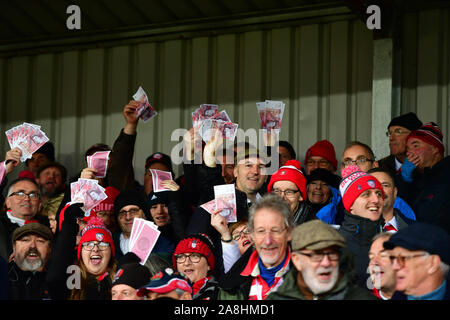 I fan di Gloucester sventolando il denaro falso e indossando tappi durante la Premiership Gallagher corrispondono al Kingsholm Stadium, Gloucester. Foto Stock