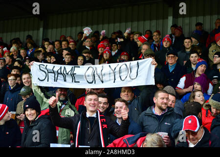 I fan di Gloucester sventolando il denaro falso e indossando tappi durante la Premiership Gallagher corrispondono al Kingsholm Stadium, Gloucester. Foto Stock