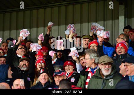 I fan di Gloucester sventolando il denaro falso e indossando tappi durante la Premiership Gallagher corrispondono al Kingsholm Stadium, Gloucester. Foto Stock