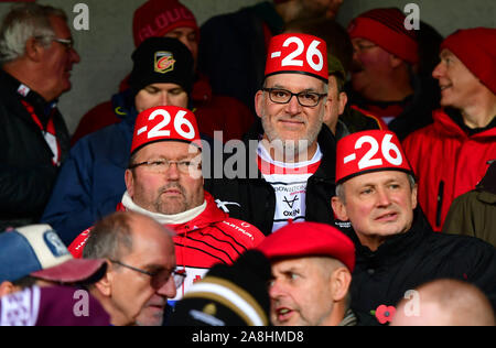 I fan di Gloucester sventolando il denaro falso e indossando tappi durante la Premiership Gallagher corrispondono al Kingsholm Stadium, Gloucester. Foto Stock