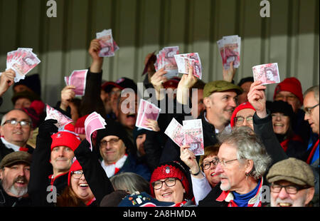 I fan di Gloucester sventolando il denaro falso e indossando tappi durante la Premiership Gallagher corrispondono al Kingsholm Stadium, Gloucester. Foto Stock