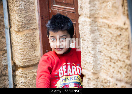 Ragazzo locale nella zona Souk, Sidone o Saida, Libano Foto Stock