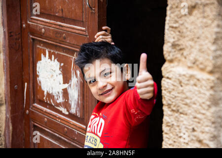 Ragazzo locale nella zona Souk, Sidone o Saida, Libano Foto Stock