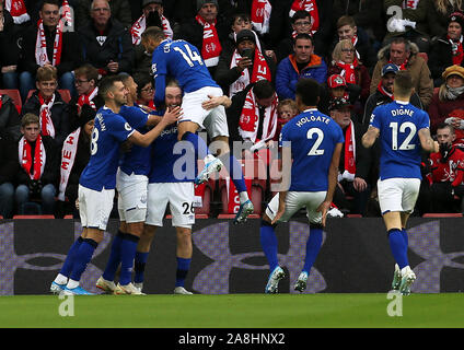 Everton il Tom Davies (centro) punteggio celebra il suo lato del primo obiettivo del gioco con i compagni di squadra durante il match di Premier League a St Mary's Stadium, Southampton. Foto Stock