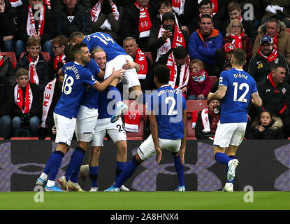 Everton il Tom Davies (centro) punteggio celebra il suo lato del primo obiettivo del gioco con i compagni di squadra durante il match di Premier League a St Mary's Stadium, Southampton. Foto Stock