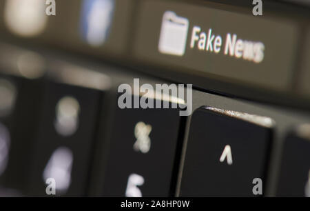 Close up di false notizie cartella su uno schermo del notebook Foto Stock