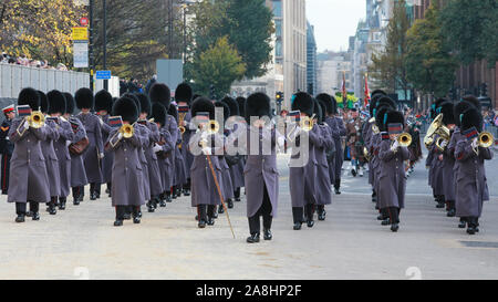 City of London, Londra, Regno Unito, 09 novembre 2019. La banda delle guardie scozzesi a San Paolo. Il Signore annuale del sindaco, mostrano una parata attraverso la città di Londra che è 804 anni e questo anno presenta oltre 6000 partecipanti, vede Marching Band, distacchi militare, carrelli, di compagnie di danza, gommoni e molti altri fanno il loro modo da Mansion House, via San Paolo alla Royal Courts of Justice. Credito: Imageplotter/Alamy Live News Foto Stock