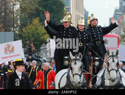 City of London, Londra, Regno Unito, 09 novembre 2019. I vigili del fuoco in un a cavallo il carrozza storica. Il Signore annuale del sindaco, mostrano una parata attraverso la città di Londra che è 804 anni e questo anno presenta oltre 6000 partecipanti, vede Marching Band, distacchi militare, carrelli, di compagnie di danza, gommoni e molti altri fanno il loro modo da Mansion House, via San Paolo alla Royal Courts of Justice. Credito: Imageplotter/Alamy Live News Foto Stock