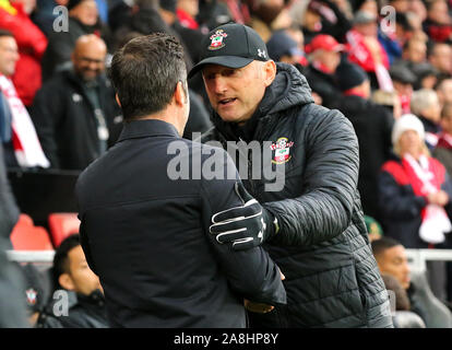 Everton il Tom Davies (centro) punteggio celebra il suo lato del primo obiettivo del gioco con i compagni di squadra durante il match di Premier League a St Mary's Stadium, Southampton. Foto Stock