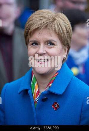 Kirkintilloch, UK. Il 9 novembre 2019. Nella foto: Nicola Storione MSP - Primo ministro di Scozia e il Leader del Partito nazionale scozzese (SNP). Nicola lo storione unisce SNP locale candidato per East Dunbartonshire, Amy Callaghan, e giovani attivisti su Campaign Trail, nella sede attualmente detenute dal leader della Lib Dems ha. Nicola lo storione ha detto: "Non si tratta solo di Brexit che sta prendendo le opportunità da giovani, ma Tory politiche sono letteralmente a breve cambiare loro - e in questa elezione di persone possono votare per cambiare la situazione. Foto Stock