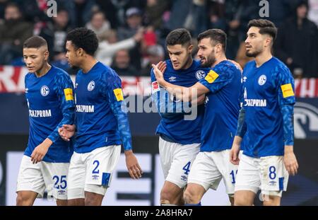 Monaco di Baviera, Deutschland. 09Nov, 2019. Gelsenkirchen (Germania). 09Nov, 2019. Calcio: Bundesliga, FC Schalke 04 - Fortuna Düsseldorf, undicesima giornata nella Veltins Arena. Schalke è Daniel Caligiuri (secondo da destra) cheers con ammina Harit, Weston McKennie, Ozan Kabak e Suat Serdar (l-r) per il suo obiettivo di 1-0. Credito: Bernd Thissen/dpa - NOTA IMPORTANTE: In conformità con i requisiti del DFL Deutsche Fußball Liga o la DFB Deutscher Fußball-Bund, è vietato utilizzare o hanno utilizzato fotografie scattate allo stadio e/o la partita in forma di sequenza di immagini e/o video-come photo sequ Foto Stock