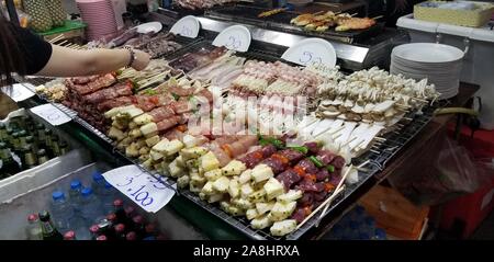 Le attrazioni della fantastica cucina di strada attorno alla Tailandia Foto Stock