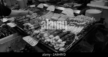 Le attrazioni della fantastica cucina di strada attorno alla Tailandia Foto Stock