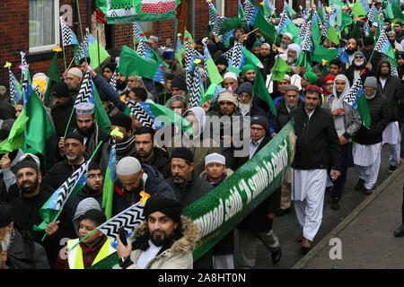 Rochdale, Regno Unito. 9 Novembre, 2019. Centinaia di prendere per le strade in un corteo per il mawlid al-Nabi, l osservanza del compleanno del profeta islamico Maometto. La processione è passata anche se il Deeplish e aree Milkstone prima di raggiungere il centro della città. Le rose sono stati consegnati in centro per gli acquirenti i passanti per celebrare sia Malid e nel ricordo di coloro che hanno dato la loro vita in guerre. Rochdale, Lancashire, Regno Unito. Credito: Barbara Cook/Alamy Live News Credito: Barbara Cook/Alamy Live News Foto Stock