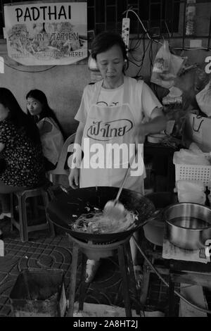 Le attrazioni della fantastica cucina di strada attorno alla Tailandia Foto Stock