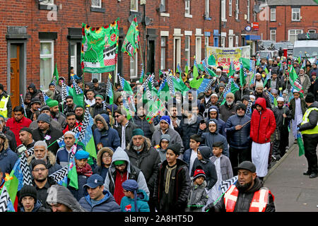 Rochdale, Regno Unito. 9 Novembre, 2019. Centinaia di prendere per le strade in un corteo per il mawlid al-Nabi, l osservanza del compleanno del profeta islamico Maometto. La processione è passata anche se il Deeplish e aree Milkstone prima di raggiungere il centro della città. Le rose sono stati consegnati in centro per gli acquirenti i passanti per celebrare sia Malid e nel ricordo di coloro che hanno dato la loro vita in guerre. Rochdale, Lancashire, Regno Unito. Credito: Barbara Cook/Alamy Live News Credito: Barbara Cook/Alamy Live News Foto Stock