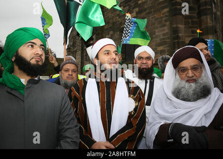 Rochdale, Regno Unito. 9 Novembre, 2019. Centinaia di prendere per le strade in un corteo per il mawlid al-Nabi, l osservanza del compleanno del profeta islamico Maometto. La processione è passata anche se il Deeplish e aree Milkstone prima di raggiungere il centro della città. Le rose sono stati consegnati in centro per gli acquirenti i passanti per celebrare sia Malid e nel ricordo di coloro che hanno dato la loro vita in guerre. Rochdale, Lancashire, Regno Unito. Credito: Barbara Cook/Alamy Live News Foto Stock