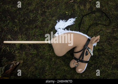 Mosca, Russia. 7 Novembre, 2019 Closeup vista del hobbyhorse giocattolo sul Festival Hobbyhorsing nel club equestre "Izmailovo' a Mosca, Russia Foto Stock